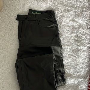 Women’s leather Harve Bernard pants. Size 10